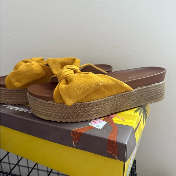 Forever 21 Mustard Bow Platform Sandals - Picture 1 of 3